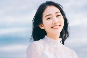 銀歯の下が虫歯にならないように予防をして笑顔の女性