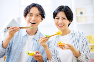 根管治療を終え美味しく食事をいただく夫婦