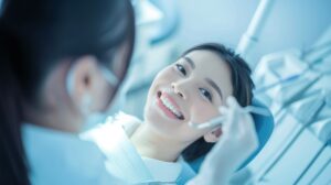 インプラント治療後のトラブルを防ぐため定期的に歯科検診を受ける女性