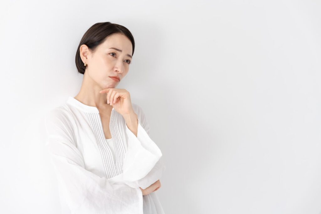 歯磨きをすれば歯周病は治るのか考える女性