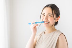 歯磨きをして歯周病予防をする女性