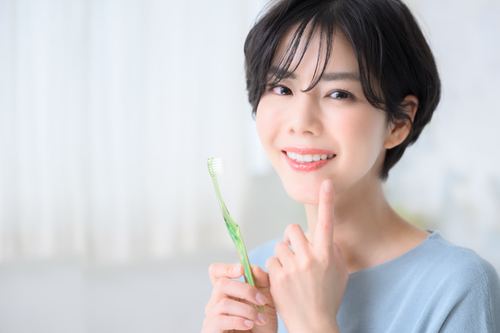 虫歯予防のため日々の歯磨きを徹底する女性