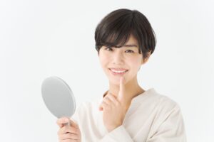 セラミック治療がうまくいき笑顔になる女性