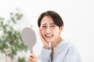 セラミック治療後に痛みが生じた女性