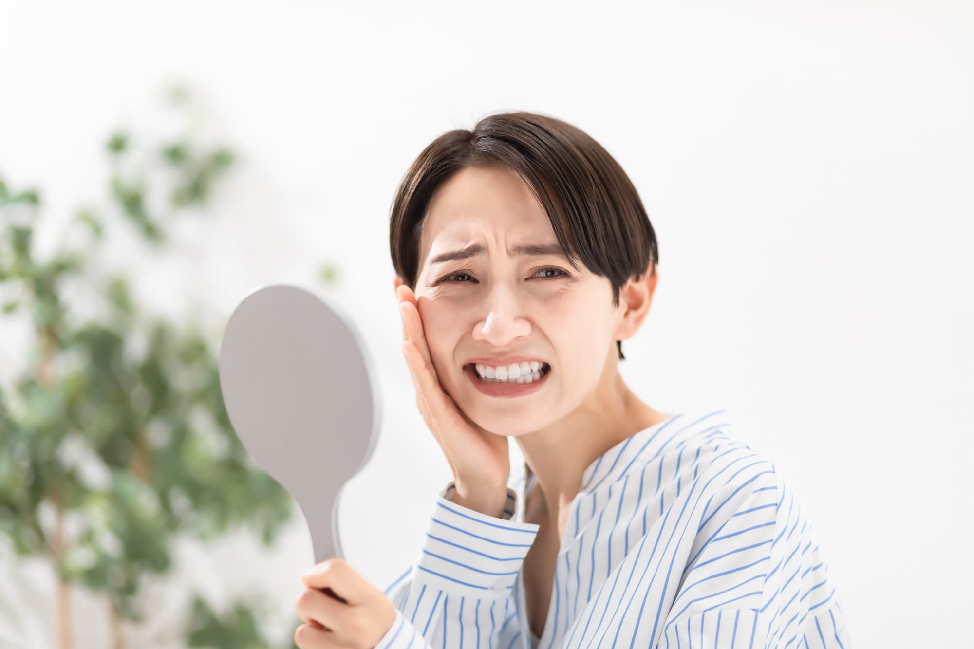 セラミック治療後に痛みが生じた女性
