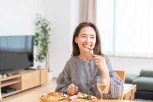 奥歯の虫歯を治療して食事を楽しむ女性