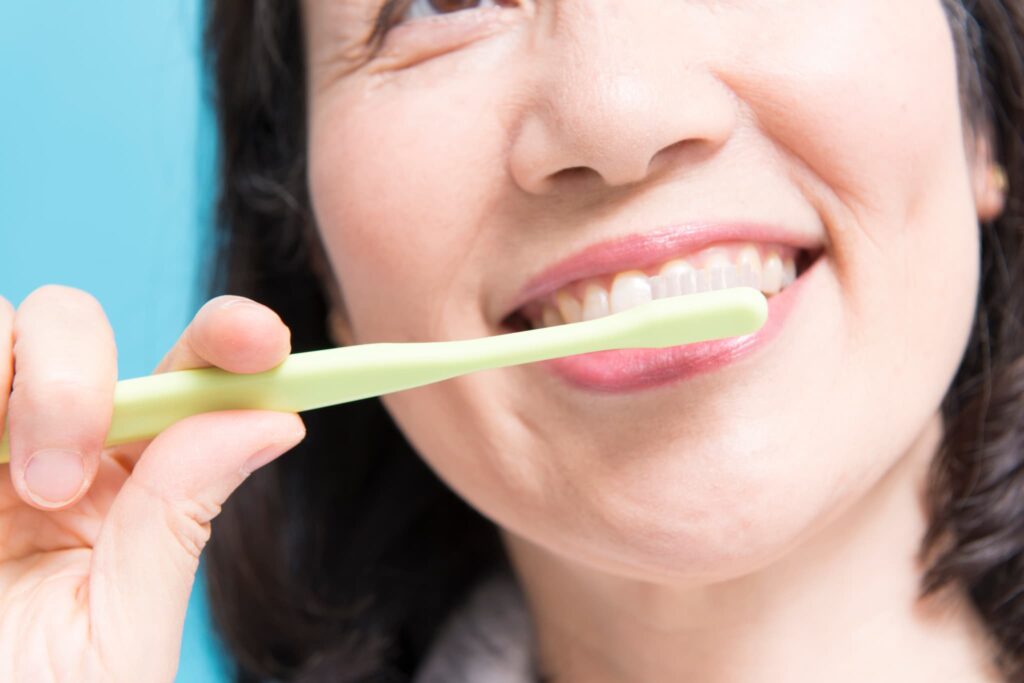 奥歯の虫歯を予防するため丁寧に歯磨きをする女性