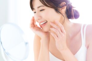 セラミック治療後もメンテナンスをしてきれいな歯を維持する笑顔の女性