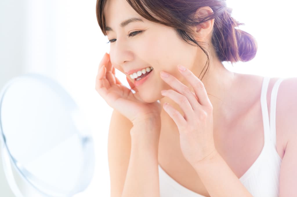 セラミック治療後もメンテナンスをしてきれいな歯を維持する笑顔の女性