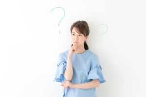 セラミック治療後もメンテナンスを受ける理由を考える女性