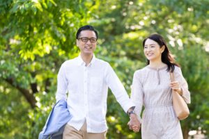 禁煙して歯周病を予防し散歩を楽しむ男女