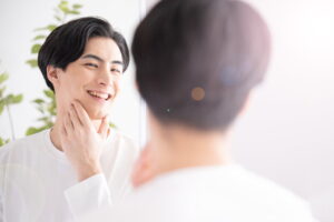 歯周病を予防し笑顔で過ごす男性