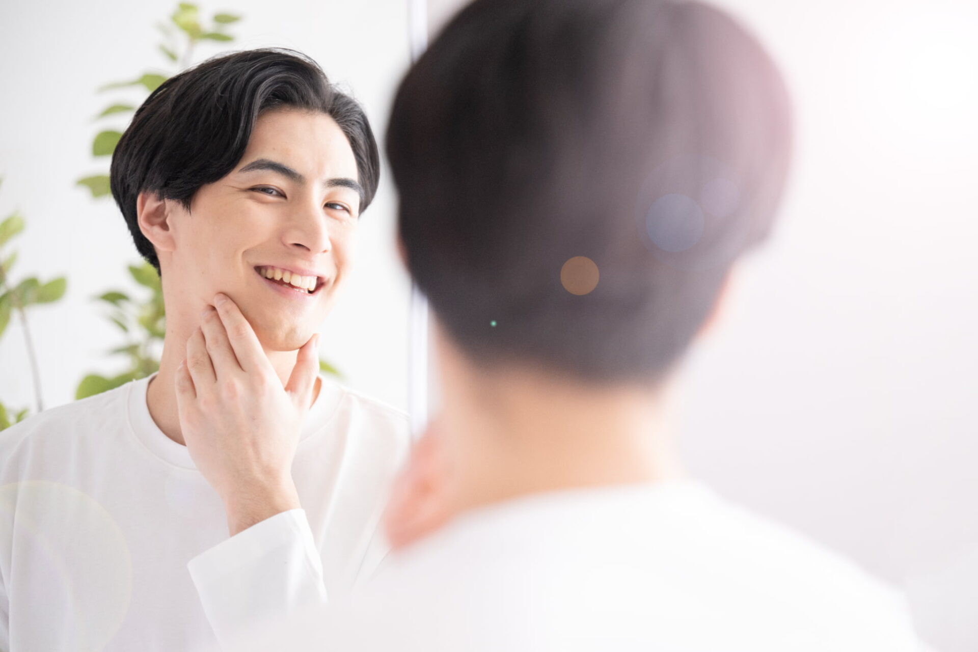 歯周病を予防し笑顔で過ごす男性
