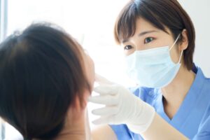 虫歯の再発を防ぐために定期的に歯科検診を受ける患者
