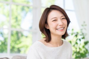 前歯をセラミックにして笑顔の女性