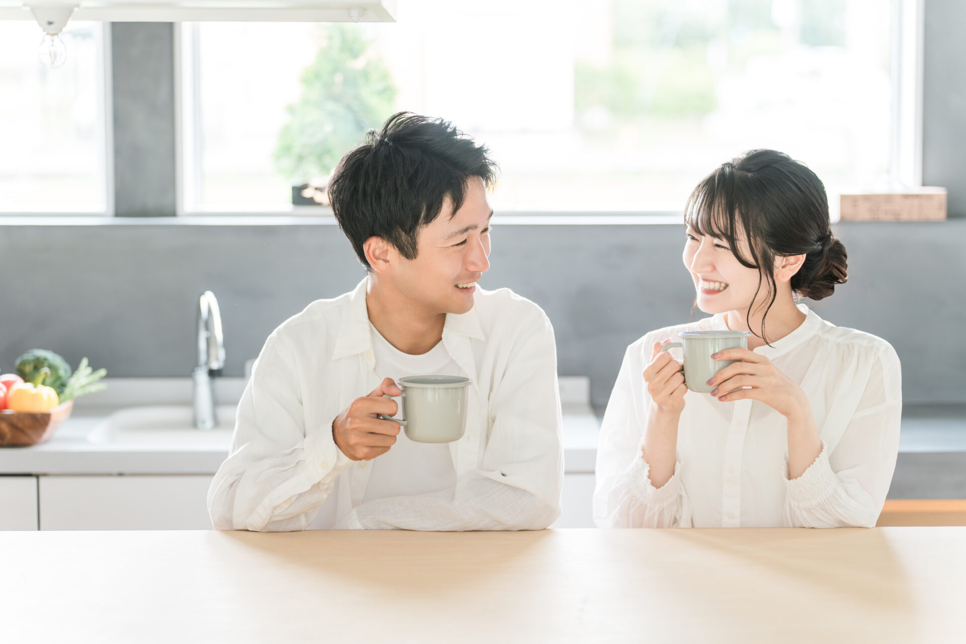 コーヒータイムを楽しむ夫婦