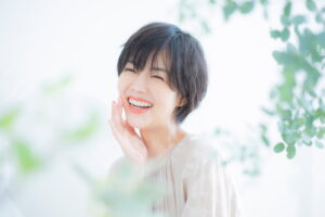 奥歯をセラミックにして笑顔に自信が出た女性