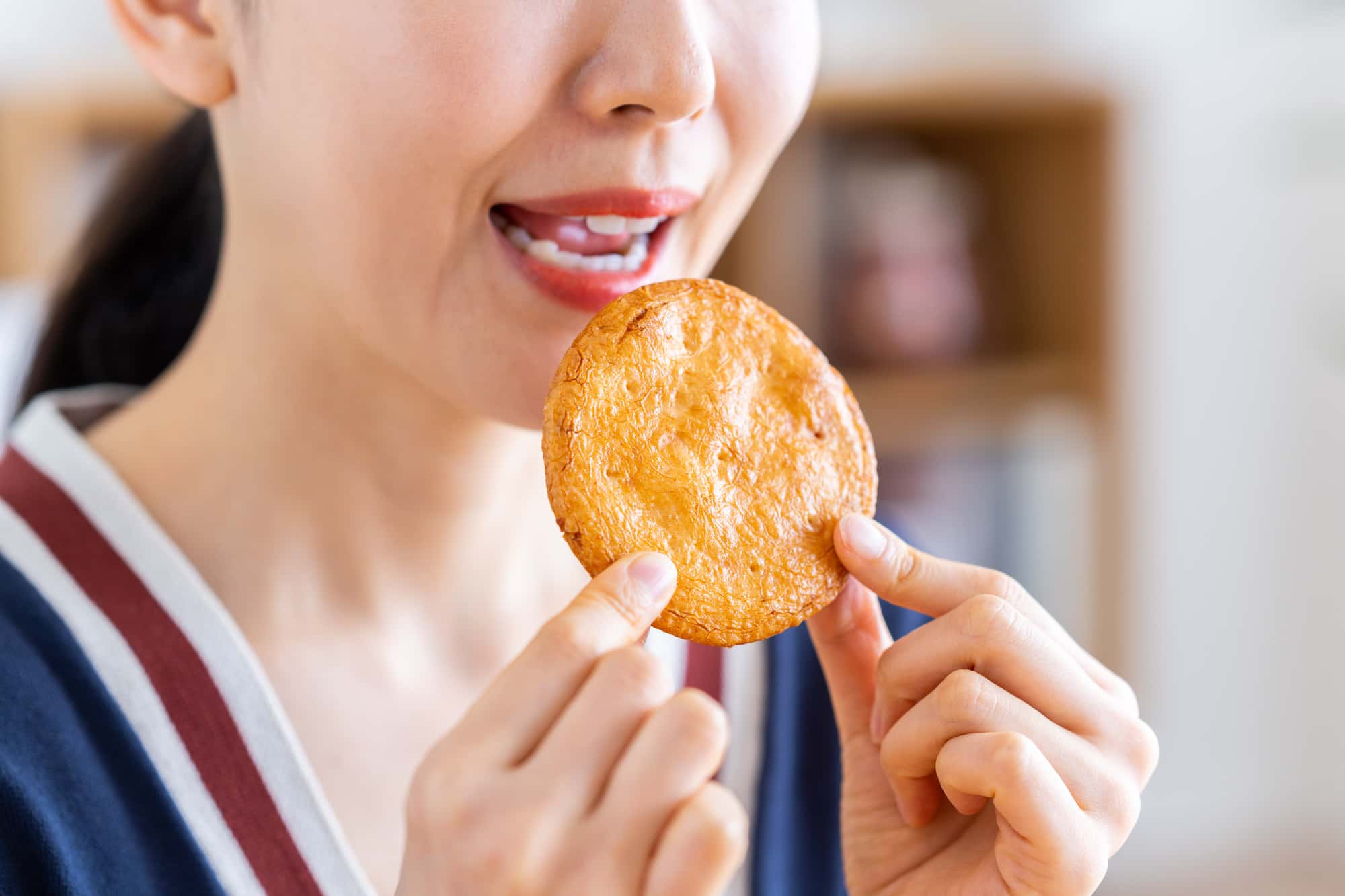 歯がない期間に食べてはいけないかたい食べ物のイメージ