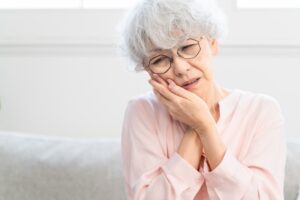 根管治療に失敗して歯が痛い女性