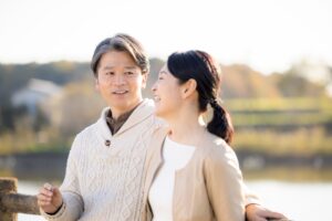 公園で楽しそうに会話する夫婦