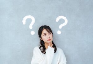 インプラント治療後はすぐに歯磨きをしてもよいのか考える女性