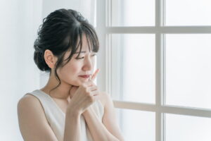 歯と歯の間に歯ブラシ届かず虫歯ができてしまった女性
