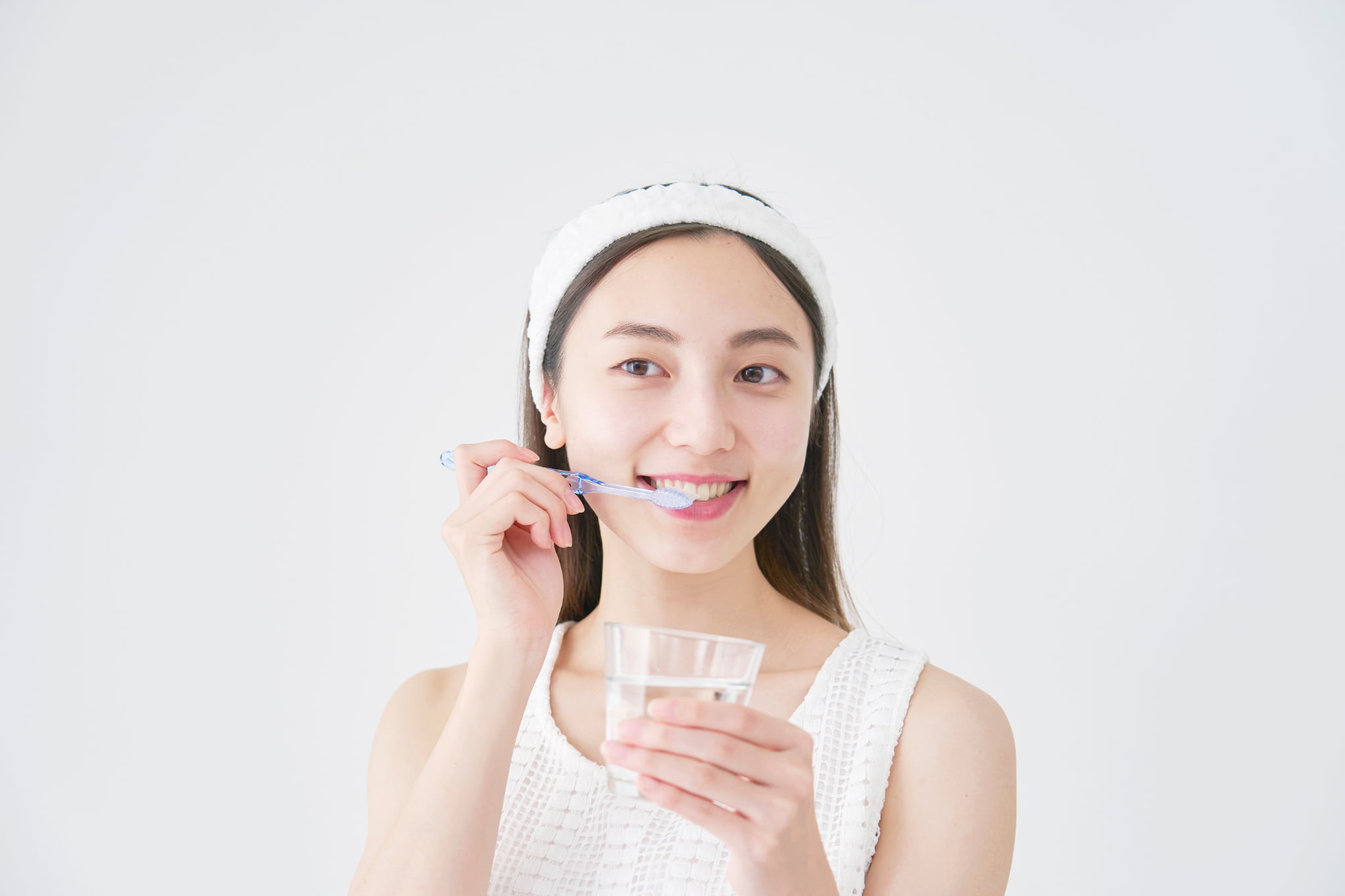 歯と歯の間にできる虫歯を予防するために丁寧に歯磨きをする女性