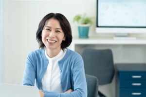 根管治療後も適切なケアで良い状態を保ち笑顔の女性