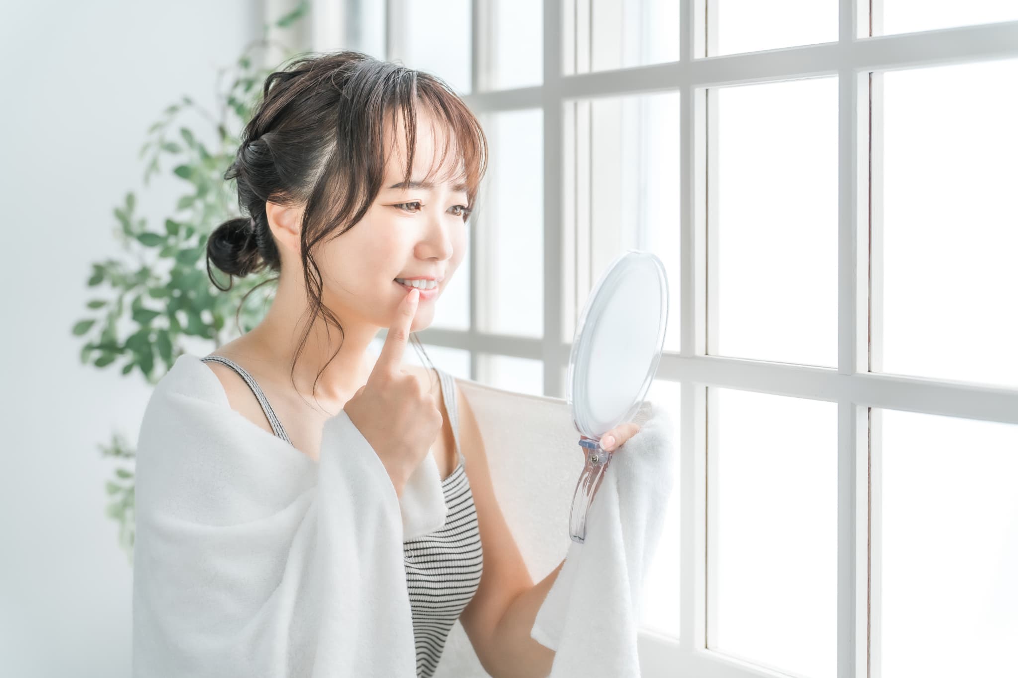 セラミック治療後に歯ぐきが黒くなって気にしている女性