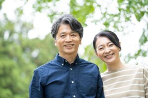 新緑の中で微笑む夫婦