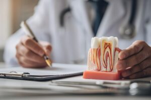 期間が長くても治療を中断してはいけない理由を説明する歯科医師