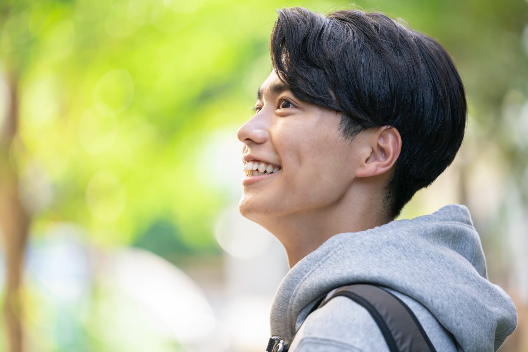 笑顔の男性の横顔