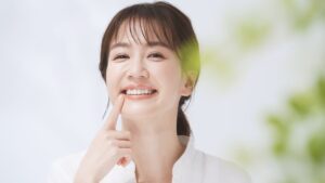 口臭の原因の虫歯を予防し笑顔で過ごす女性