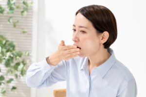 口臭が発生しているか確認する女性