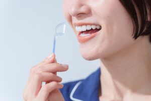 口臭を改善するため口腔ケアをする女性