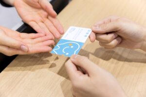 定期検診に訪れて診察券を出す様子