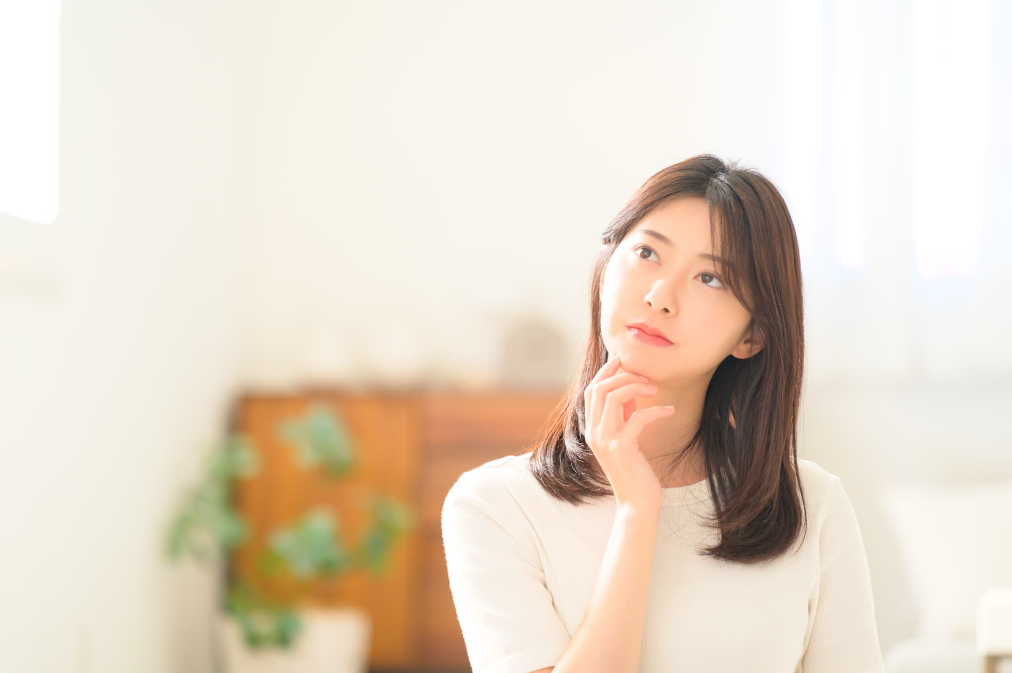 審美歯科とはどんなものがあるのか考える女性