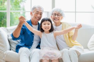 インプラント治療を終えて孫と楽しく過ごす男女