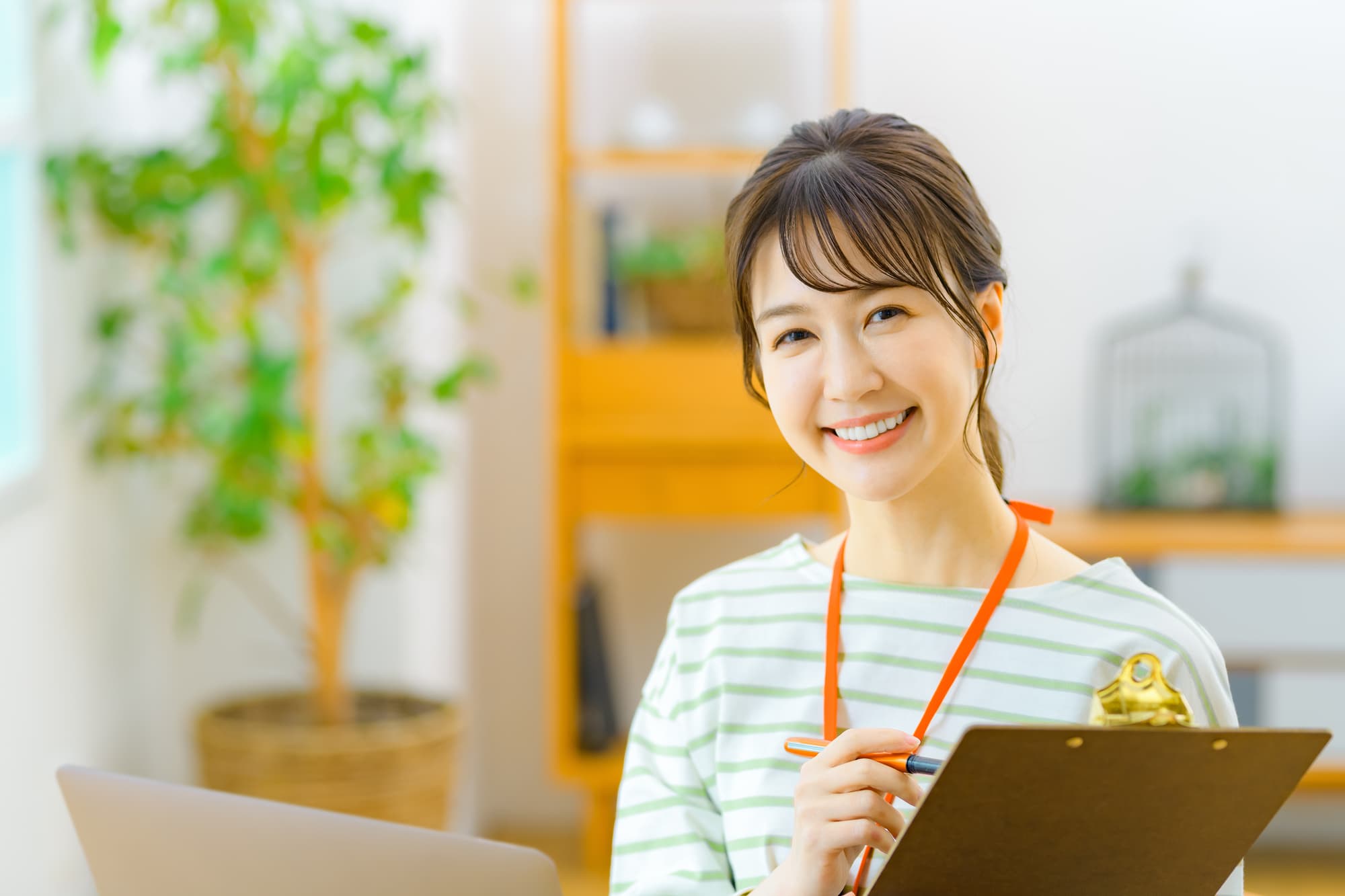 根管治療をやり直して笑顔で仕事をする女性