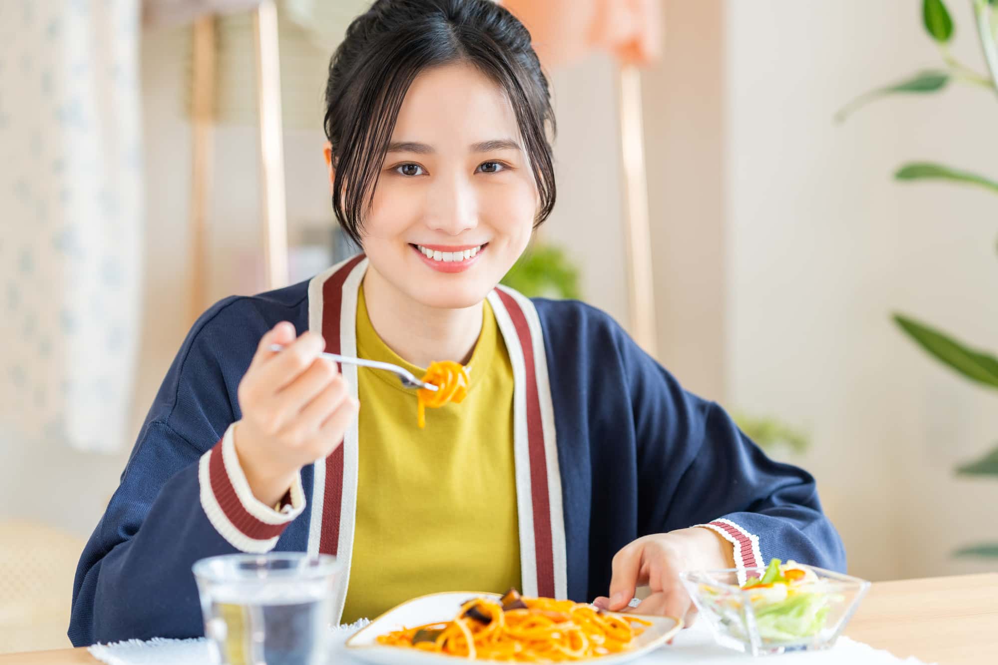 食事を楽しむ女性