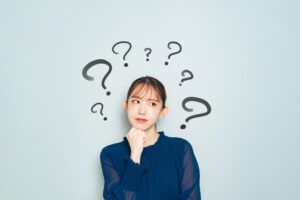 銀歯を白くする方法を考える女性