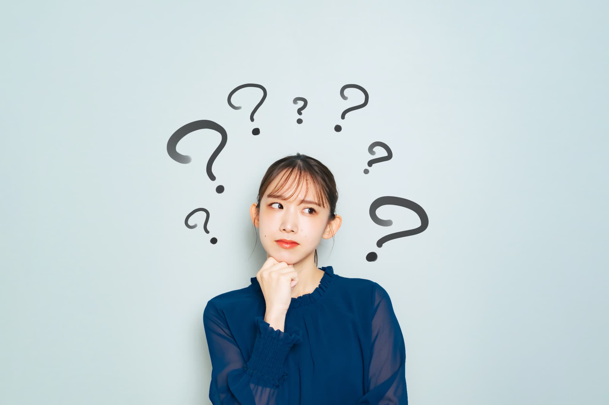 銀歯を白くする方法を考える女性