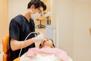 虫歯を治療しているイメージ