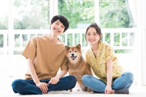 犬を間にして微笑む夫婦