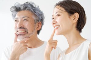 仲良く歯周病ケアをする夫婦