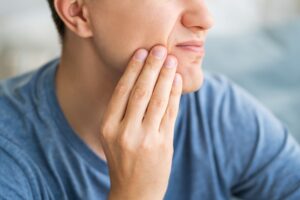 歯周病が進行して痛みを感じるようになった男性