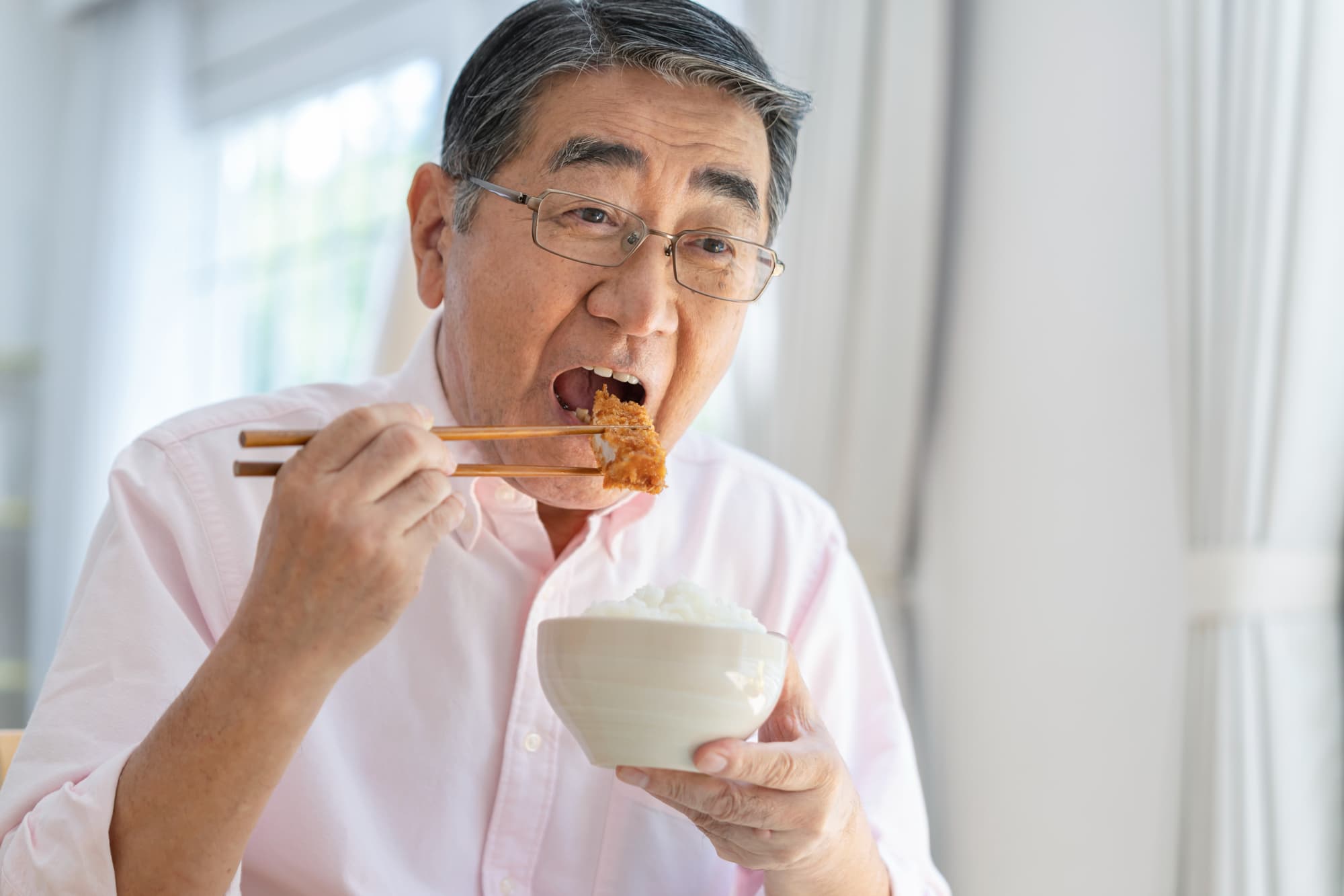 歯に詰め物をして快適に食事がでるようになった男性