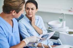 セラミックの歯がしみるため歯科医院を受診した女性