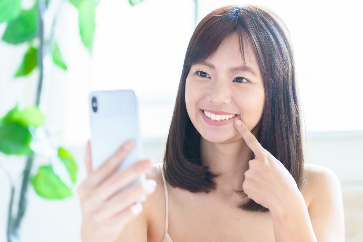 歯の被せ物をした女性