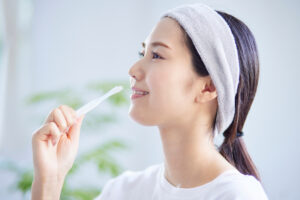 歯周病の進行を抑えるために歯を磨く女性